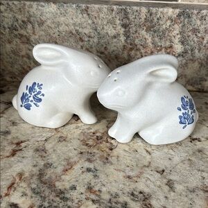 Pfaltzgraff Yorktown vintage bunny salt and pepper shakers